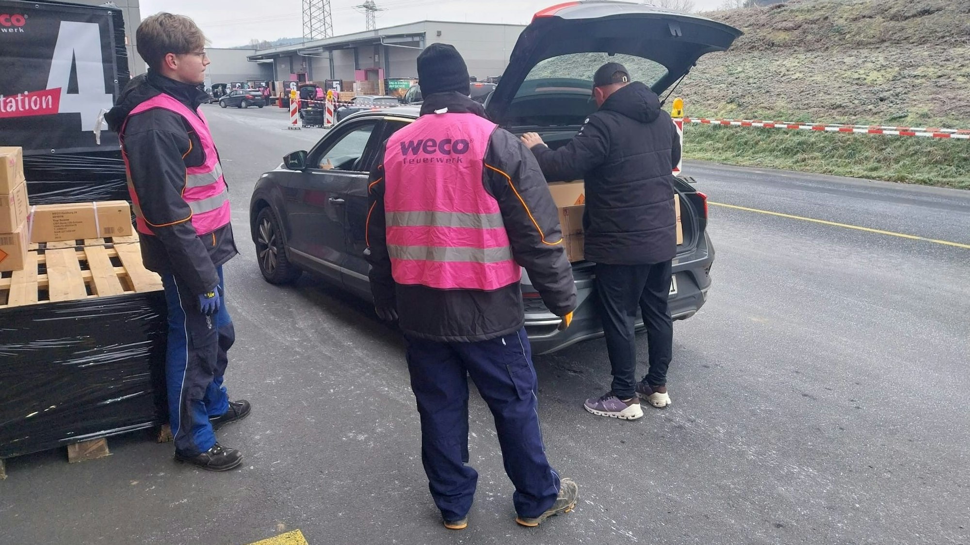 Beim Feuerwerkshersteller Weco in Eitorf hat die Auslieferung der begehrten Überraschungspakete begonnen. Kunden konnten die vorbestellten Pakete zu gewissen Zeitfenstern abholen.