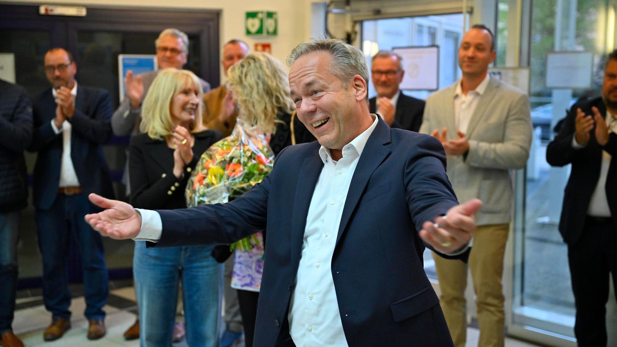 Bei der Kommunalwahl gibt es zunächst keine Entscheidung für den Landratsposten. Im Stechen siegt Klaus Grootens. Auch in vielen oberbergischen Rathäusern gibt es neue Chefs.