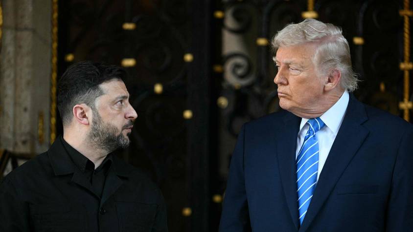 TOPSHOT - US President Donald Trump welcomes Ukranian President Volodymyr Zelensky at his Mar-a-Lago residence in Palm Beach, Florida, on December 28, 2025. (Photo by Jim WATSON / AFP)