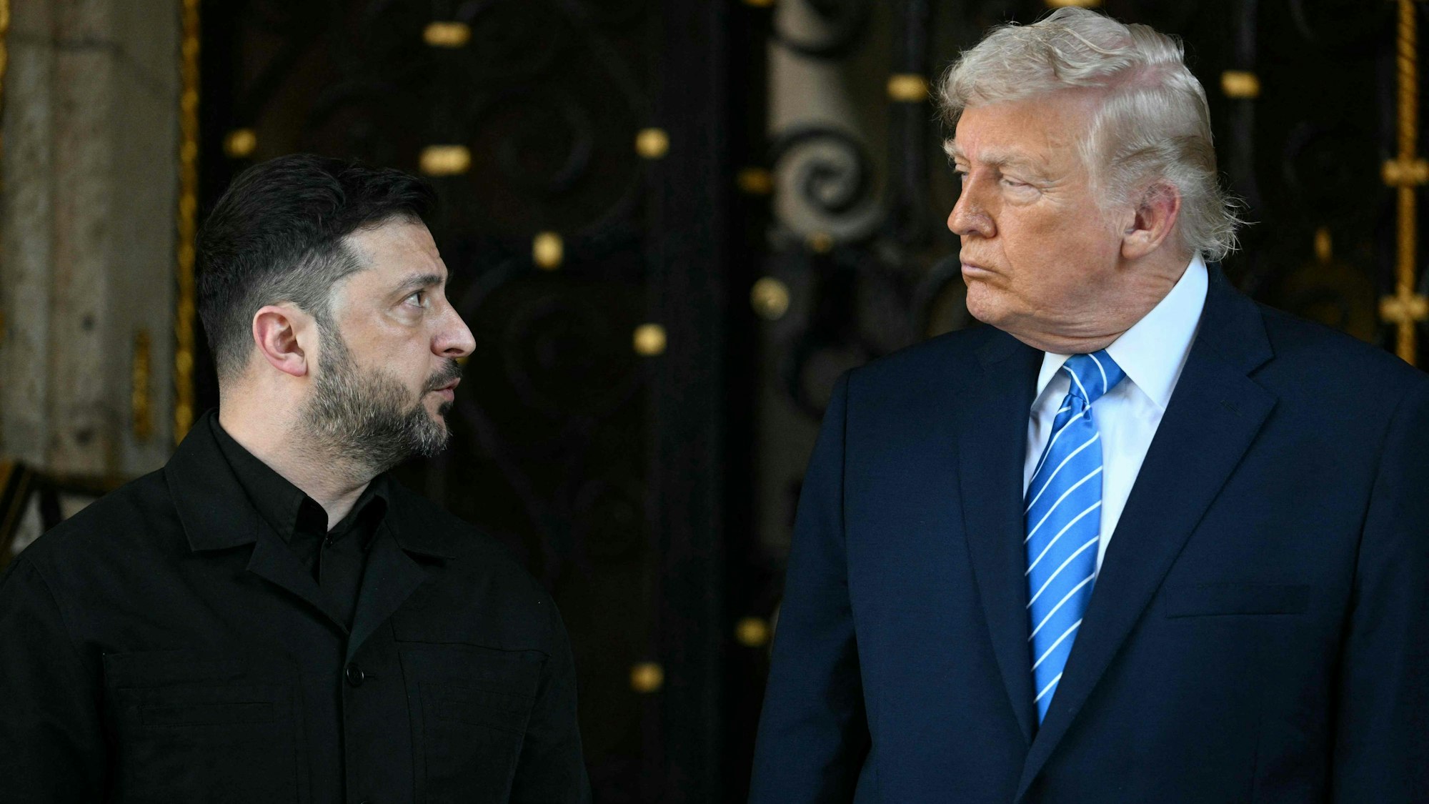 TOPSHOT - US President Donald Trump welcomes Ukranian President Volodymyr Zelensky at his Mar-a-Lago residence in Palm Beach, Florida, on December 28, 2025. (Photo by Jim WATSON / AFP)