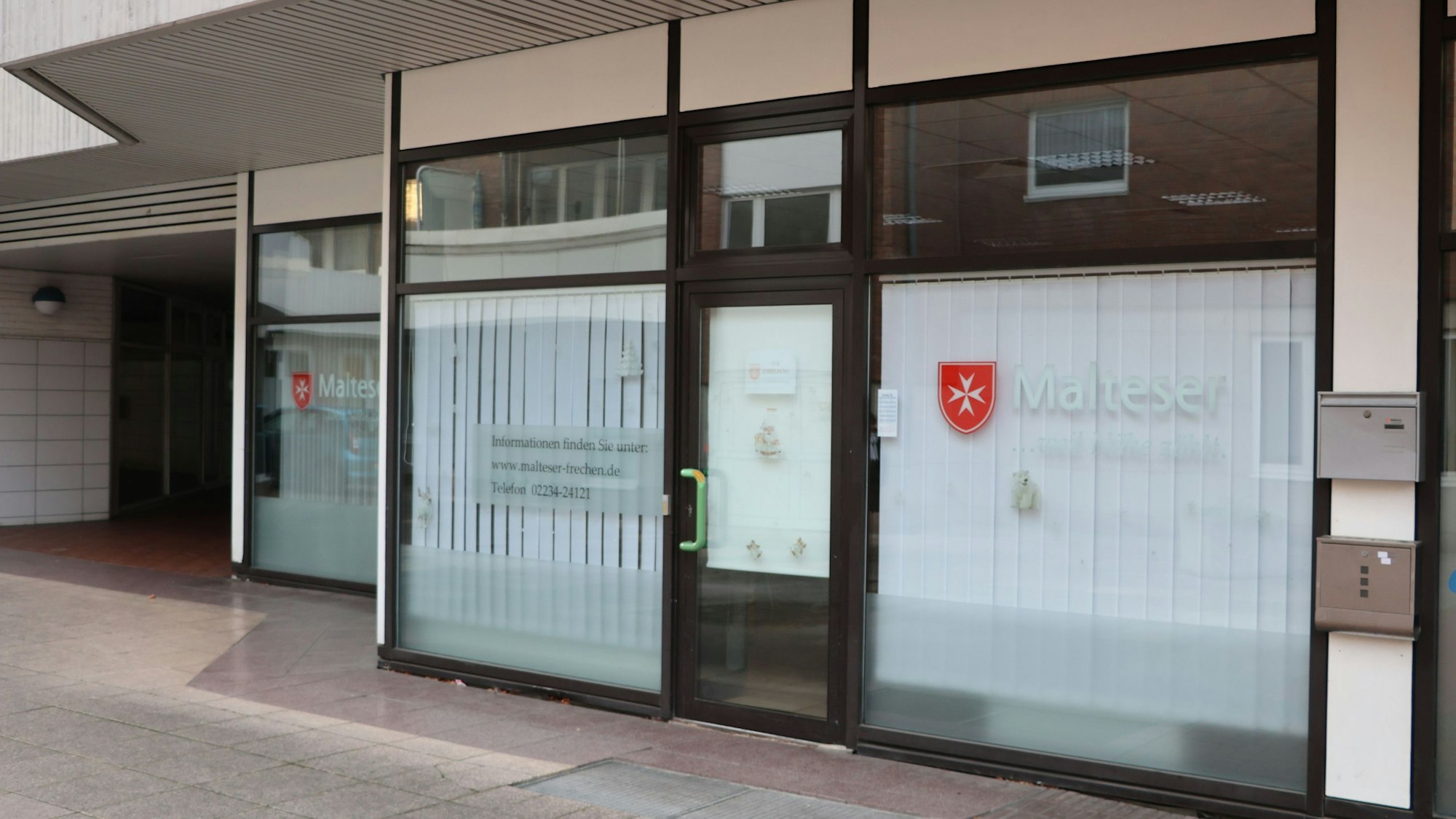 Auf dem Bild ist die Eingangstür der Frechener Dienststelle des Malteser Hilfdienstes zu sehn.