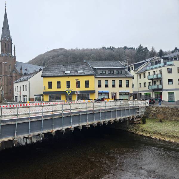 Seitlicher Blick auf die Brücke in Schleiden-Gemünd.