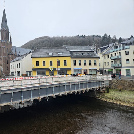 Seitlicher Blick auf die Brücke in Schleiden-Gemünd.