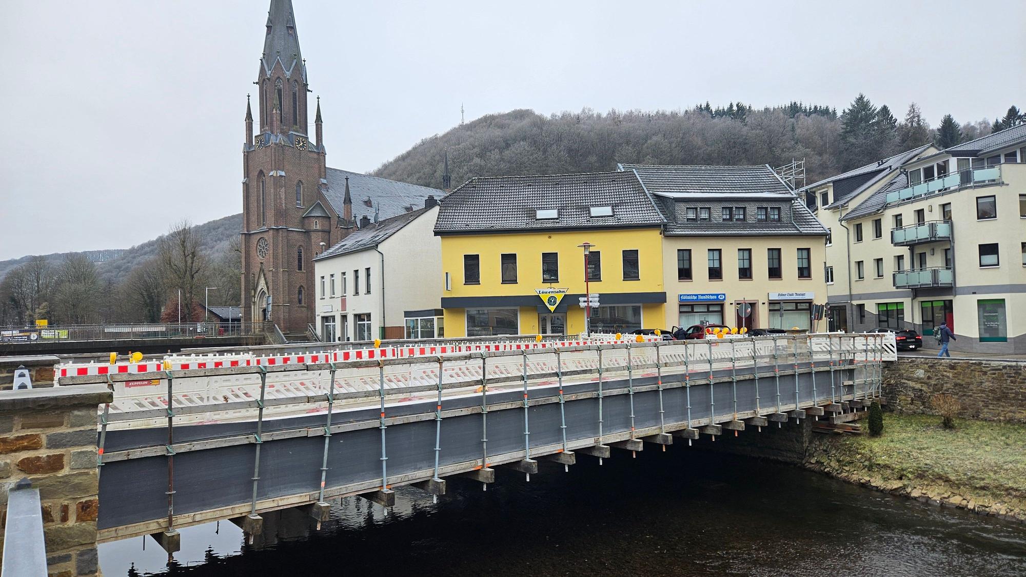 Seitlicher Blick auf die Brücke in Schleiden-Gemünd.