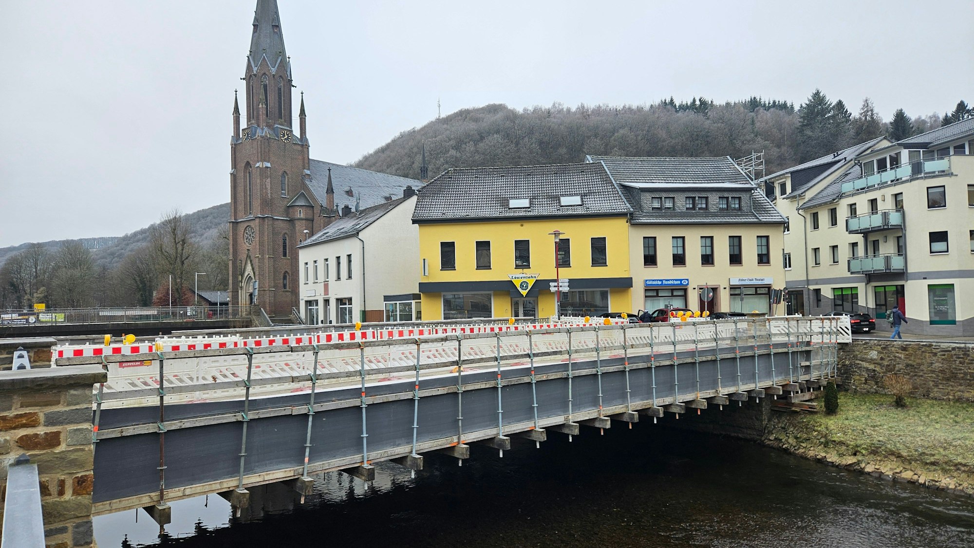 Seitlicher Blick auf die Brücke in Schleiden-Gemünd.