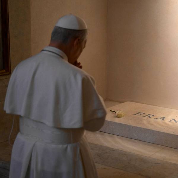 Papst Leo XIV. betet am Grab des verstorbenen Papstes Franziskus in der Basilika Santa Maria Maggiore, wo er zwei Tage nach seiner Wahl einen Überraschungsbesuch machte.