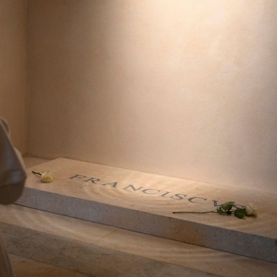 Papst Leo XIV. betet am Grab des verstorbenen Papstes Franziskus in der Basilika Santa Maria Maggiore, wo er zwei Tage nach seiner Wahl einen Überraschungsbesuch machte.