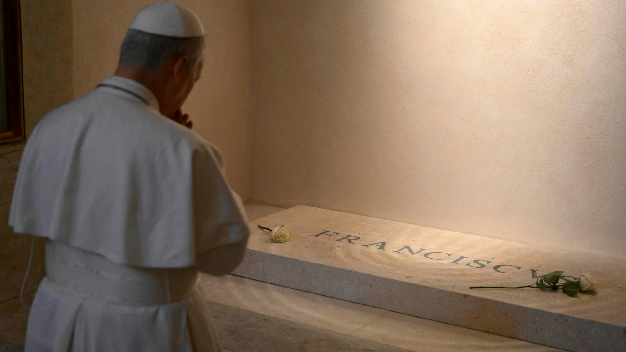 Papst Leo XIV. betet am Grab des verstorbenen Papstes Franziskus in der Basilika Santa Maria Maggiore, wo er zwei Tage nach seiner Wahl einen Überraschungsbesuch machte.