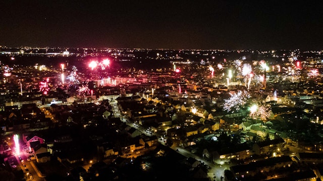 Das Bild zeigt das Silvesterfeuerwerk über der Kreisstadt. Aufgenommen worden ist es mit einer Drohne.