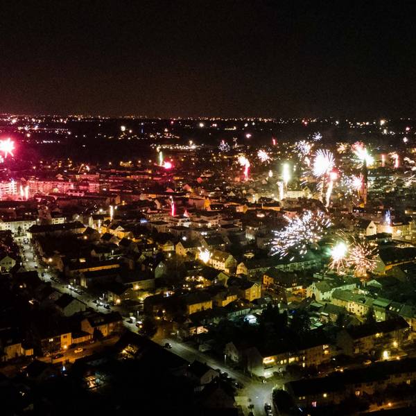 Das Bild zeigt das Silvesterfeuerwerk über der Kreisstadt. Aufgenommen worden ist es mit einer Drohne.