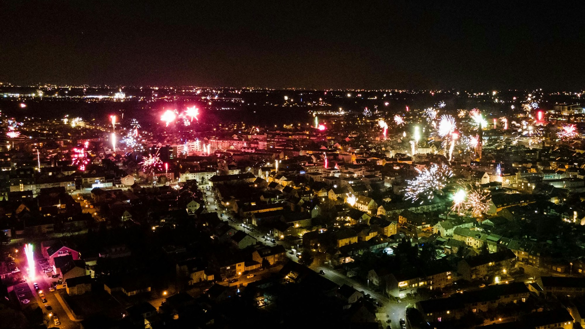 Das Bild zeigt das Silvesterfeuerwerk über der Kreisstadt. Aufgenommen worden ist es mit einer Drohne.