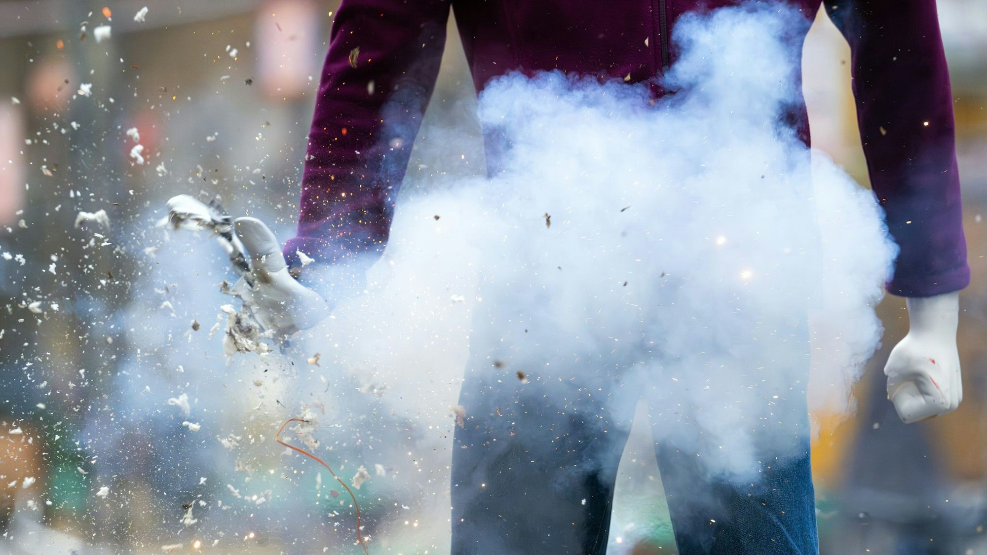 Gefährliches Feuerwerk: Auch in diesem Jahr zeigte die Berliner Feuerwehr, was ein illegaler Böller mit der Hand einer Puppe anrichtet.