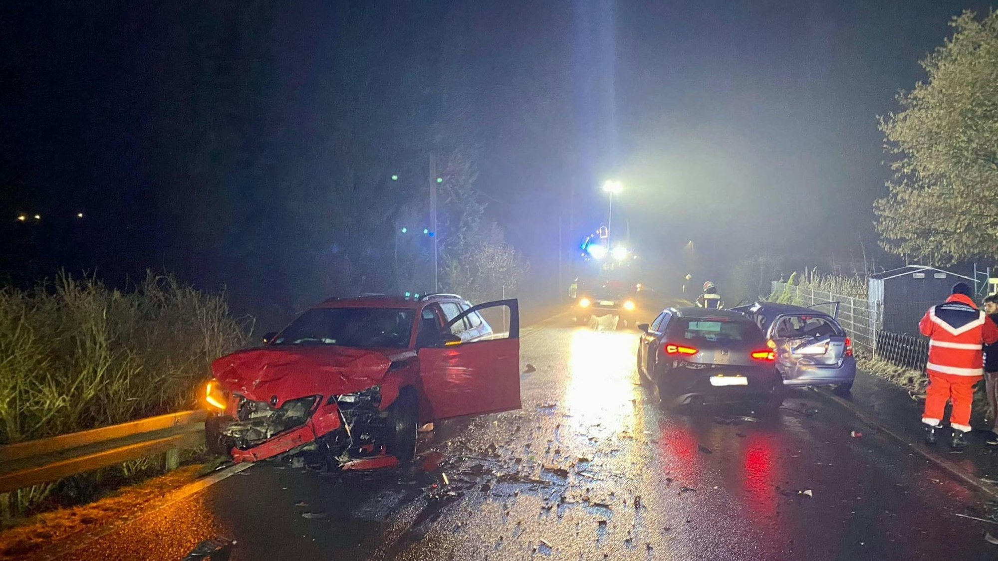Gefrierender Regen führt auf der A4 zu einer Massenkarambolage. Bis mittags zählt die Polizei im Kreis mehr als 100 Unfälle.