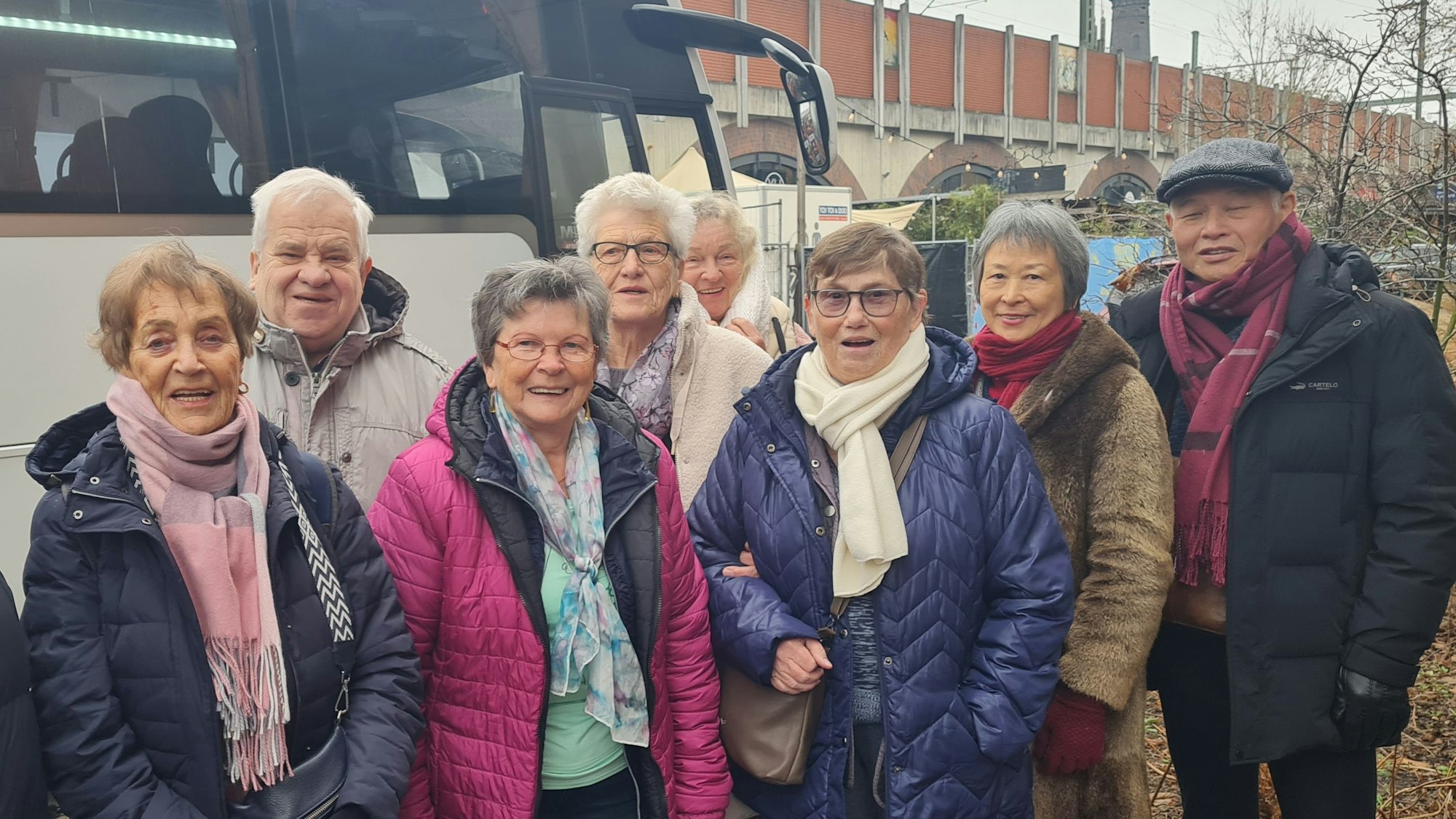 Nach der Rückkehr aus Bad Sassendorf: Fröhliche Teilnehmerinnen und Teilnehmer der Altenhilfe-Seniorenfreizeit über Weihnachten.