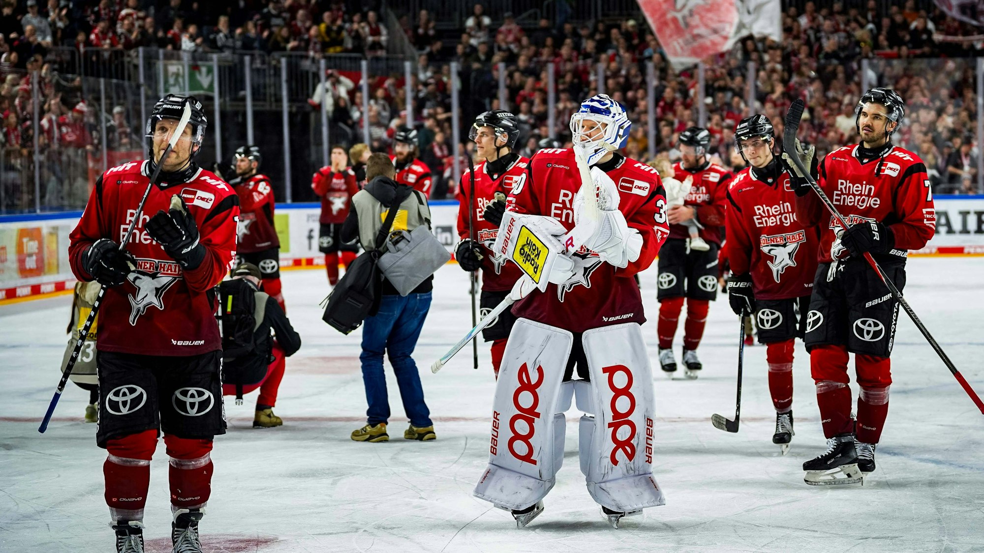 Die Haie um ihren Goalie Janne Juvonen.