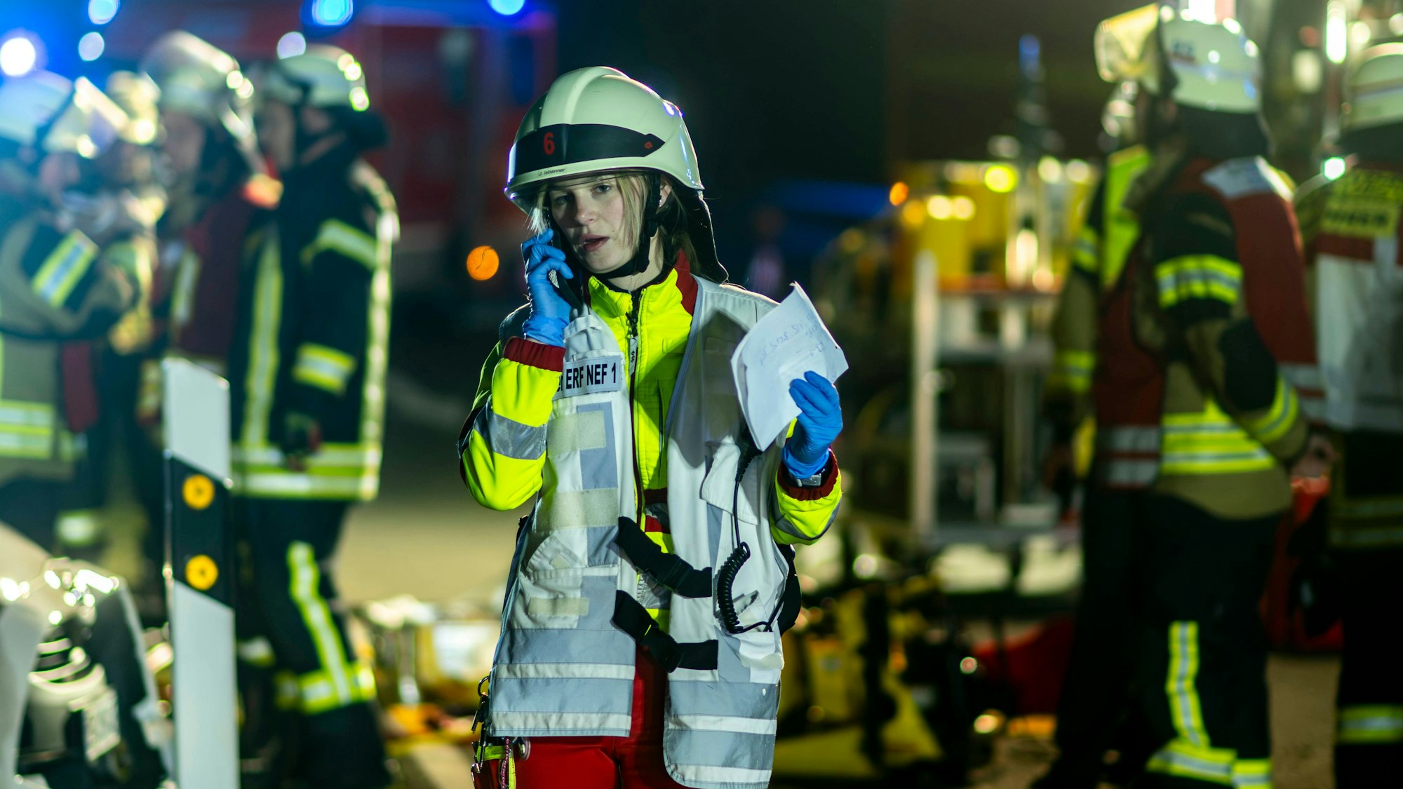 Das Bild zeigt eine Notärztin an einem Unfallort.