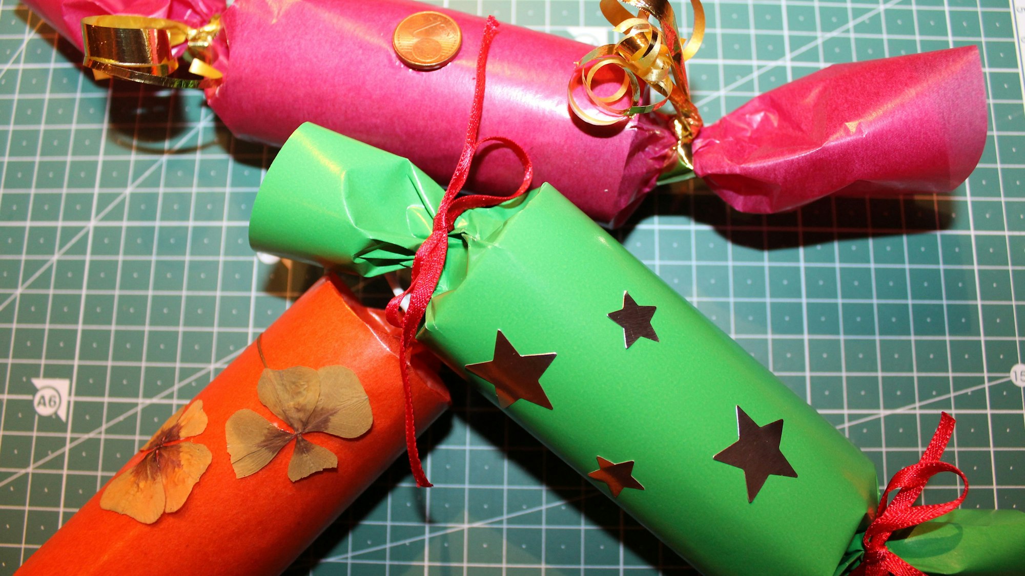 Knallbonbons oder Glücksbonbons zum Silvesterfest ist nach wie vor ein beliebter Brauch.