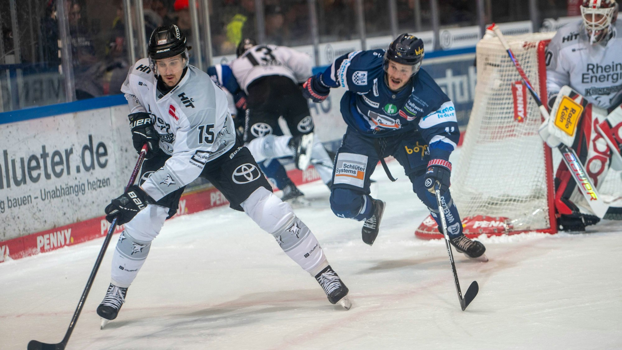 Das Bild zeigt eine Szene aus dem Aufeinandertreffen der Kölner Haie und der Iserlohn Roosters am 30. Dezember 2025. Foto: xkolbert-press/MartinxWdziecznyx