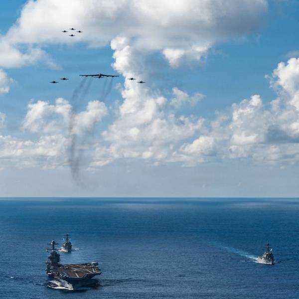 Auf diesem von der Pressestelle des Pentagons zur Verfügung gestellten Bild ist die Gerald-R.-Ford-Flugzeugträgerkampfgruppe der US-Marine zu sehen, darunter der Flugzeugträger USS Gerald R. Ford (M., CVN 78), die USS Winston S. Churchill (r, DDG 81) und die USS Mahan (l, DDG 72). Die USA zerstören immer wieder angebliche Drogenboote.
