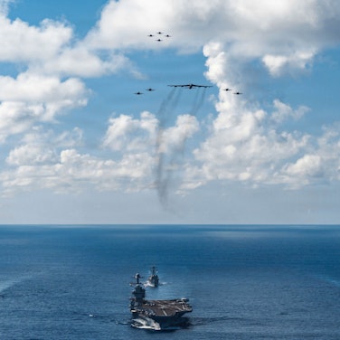 Auf diesem von der Pressestelle des Pentagons zur Verfügung gestellten Bild ist die Gerald-R.-Ford-Flugzeugträgerkampfgruppe der US-Marine zu sehen, darunter der Flugzeugträger USS Gerald R. Ford (M., CVN 78), die USS Winston S. Churchill (r, DDG 81) und die USS Mahan (l, DDG 72). Die USA zerstören immer wieder angebliche Drogenboote.