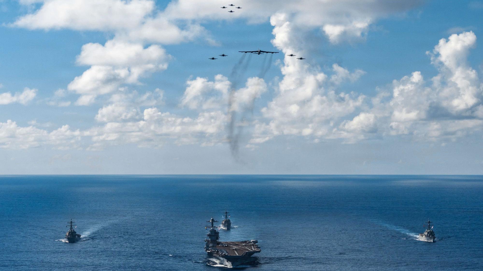 Auf diesem von der Pressestelle des Pentagons zur Verfügung gestellten Bild ist die Gerald-R.-Ford-Flugzeugträgerkampfgruppe der US-Marine zu sehen, darunter der Flugzeugträger USS Gerald R. Ford (M., CVN 78), die USS Winston S. Churchill (r, DDG 81) und die USS Mahan (l, DDG 72). Die USA zerstören immer wieder angebliche Drogenboote.