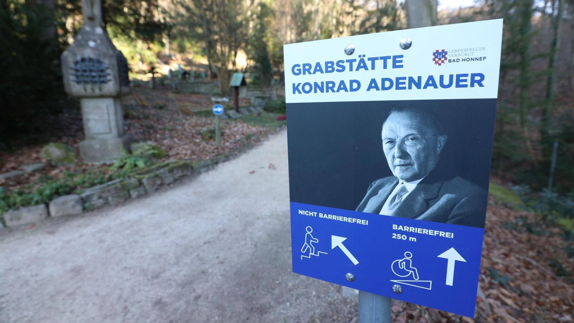 Ein Schild weist auf die Grabstätte von Konrad Adenauer hin.