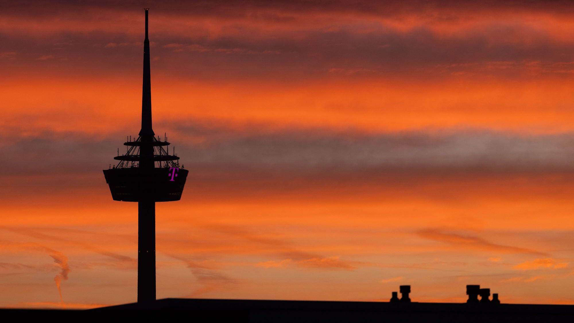 Im Abendrot: Die Kanzel des 266 Meter hohen Colonius schwebt über den Dächern der Stadt.