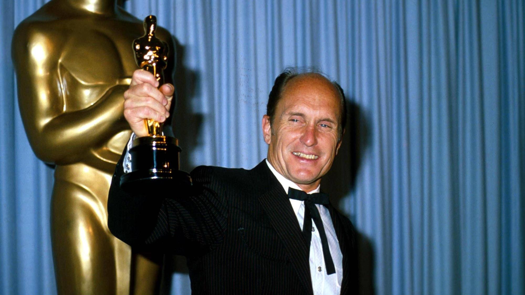 Robert Duvall mit der Oscar-Trophäe im Jahr 1984. (Archivbild)