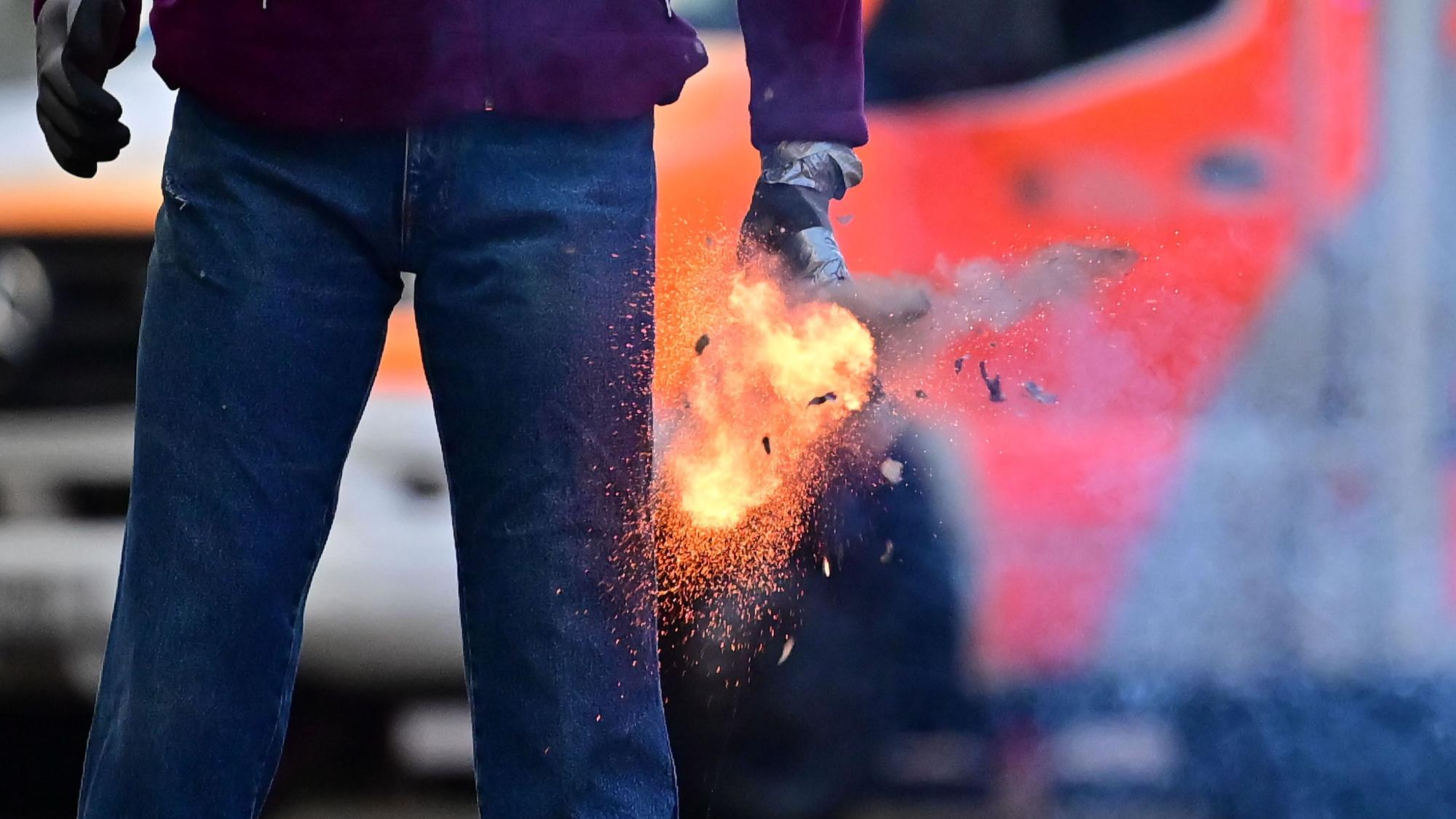 Auch Kölner Rettungskräfte stehen in der Silvesternacht immer wieder unter Beschuss von Feuerwerkskörpern, wie Feuerwehrmann Ulrich Laschet im Interview erklärt.
