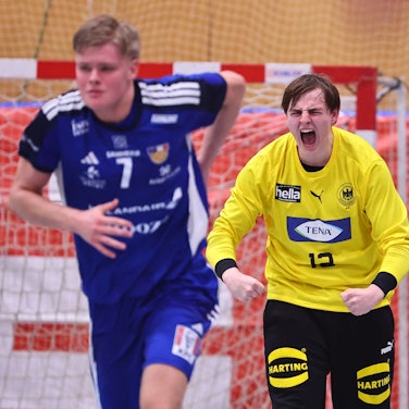 Zu sehen ist ein junger Handballtorwart im Spiel.