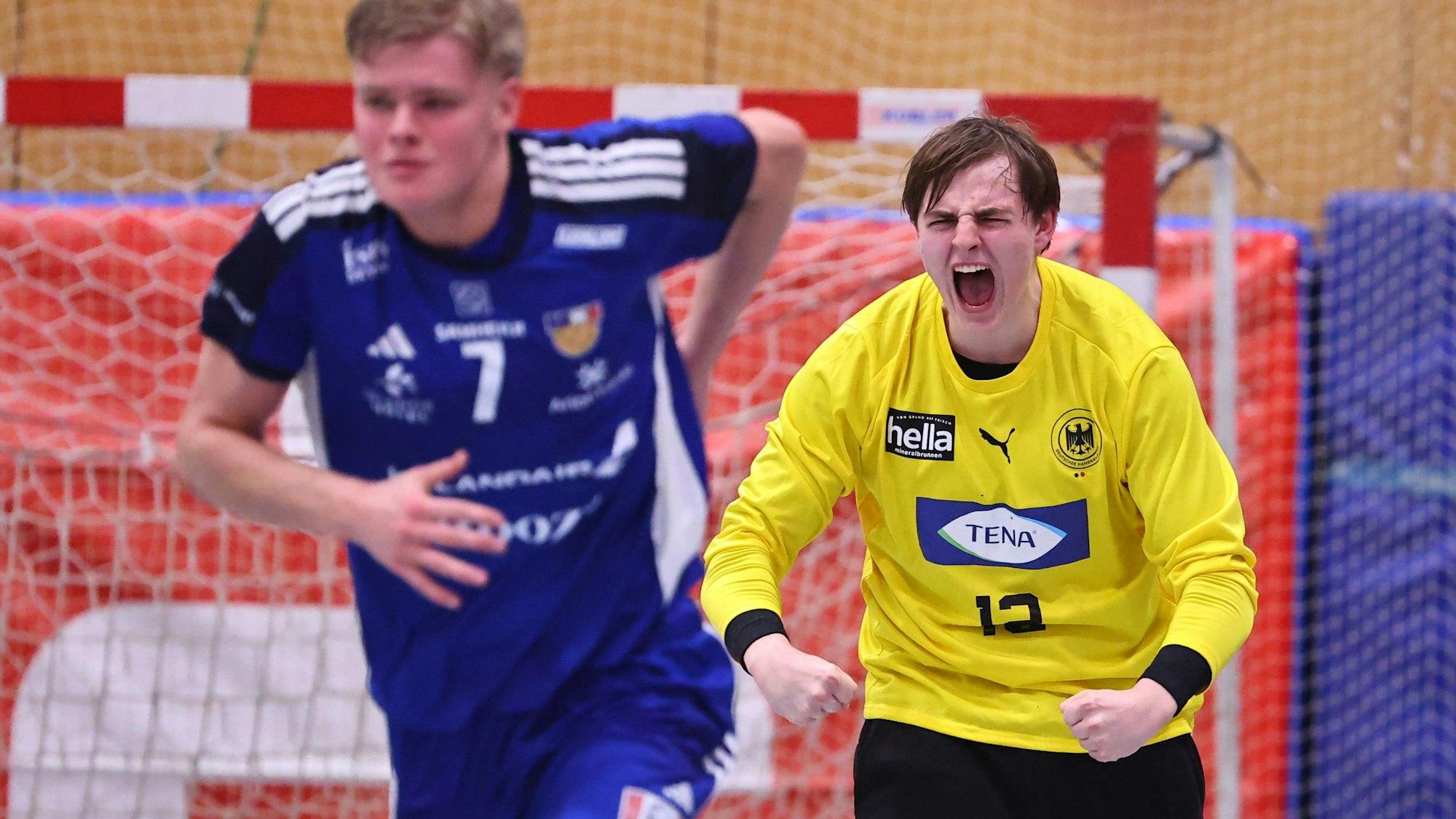 Zu sehen ist ein junger Handballtorwart im Spiel.