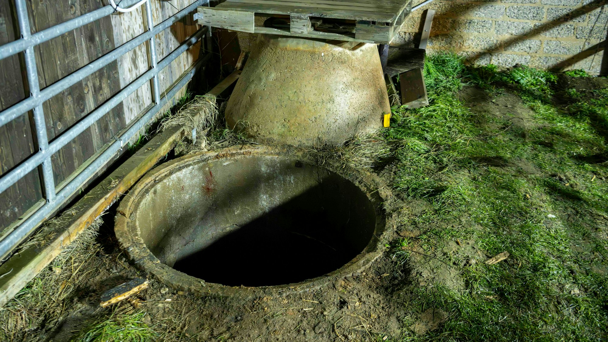 Das Bild zeigt die betonierte Sickergrube.