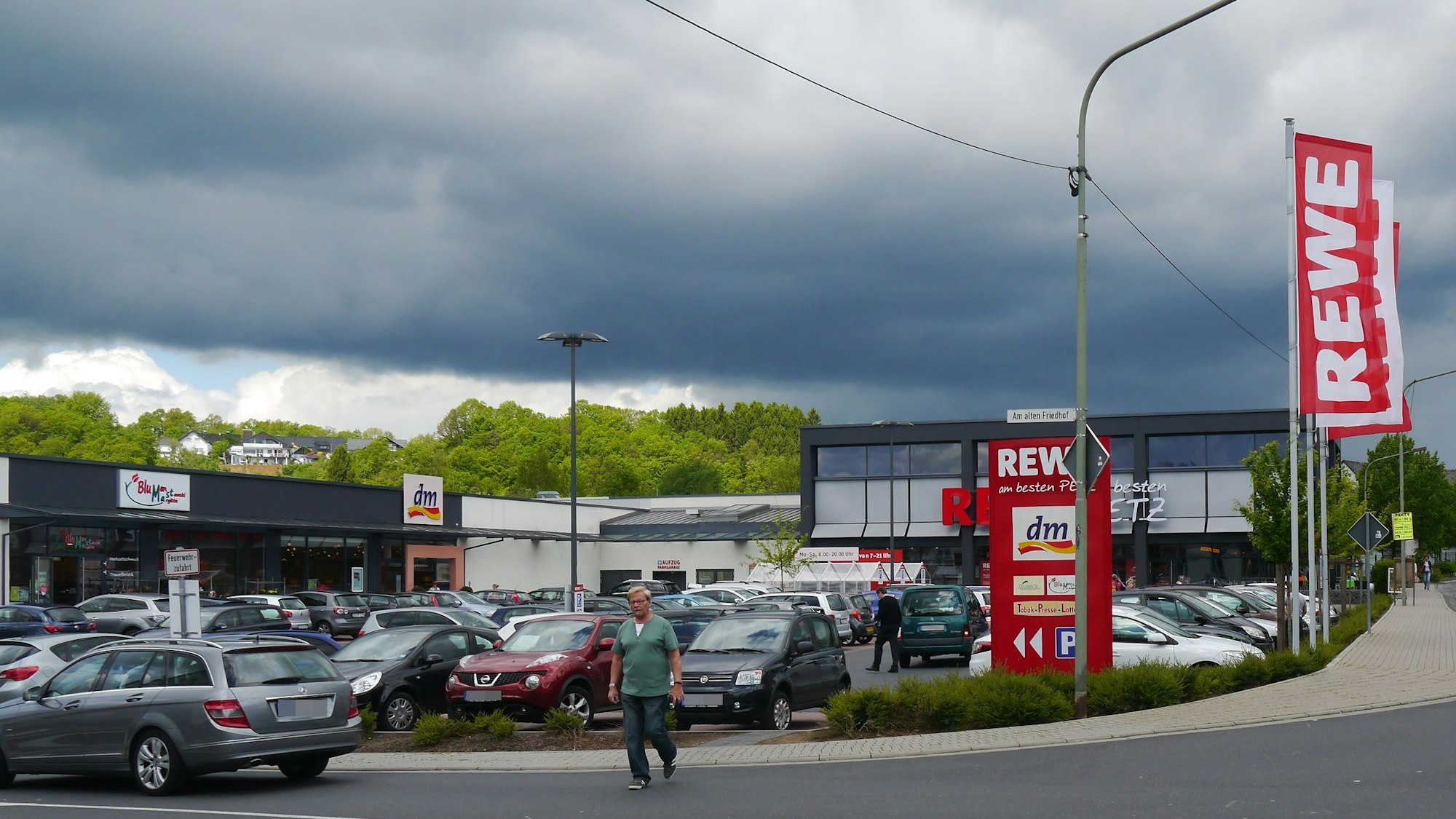 Der Parkplatz eines Einkaufszentrums.