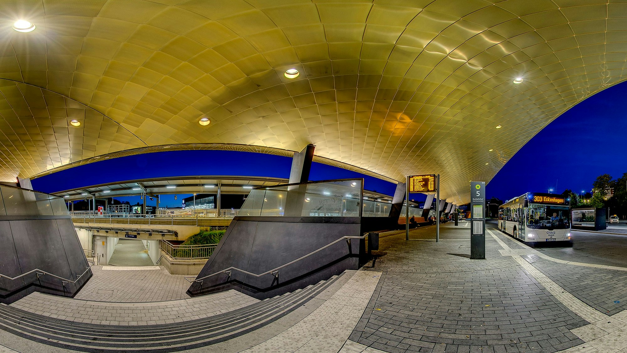 Auch im Dunkeln ein echter Hingucker: Der Busbahnhof in der Kreisstadt Gummersbach leuchtet zur Blauen Stunde.