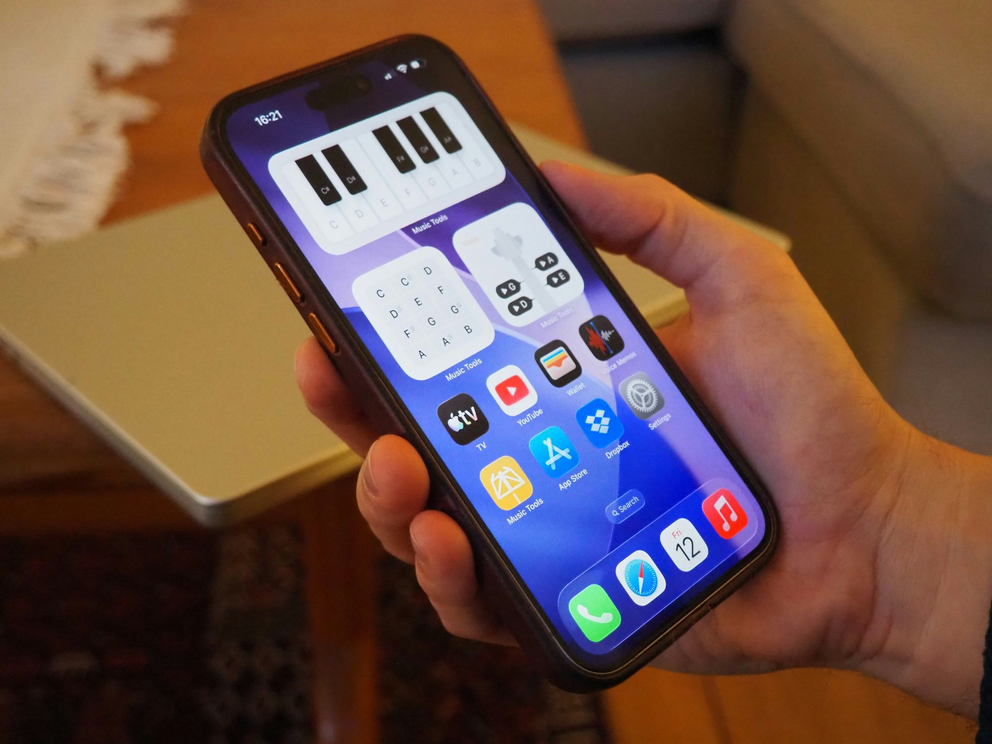 Auf dem Bildschirm eines Smartphones sind virtuelle Klaviertastatur und Stimmgerät erschienen.
