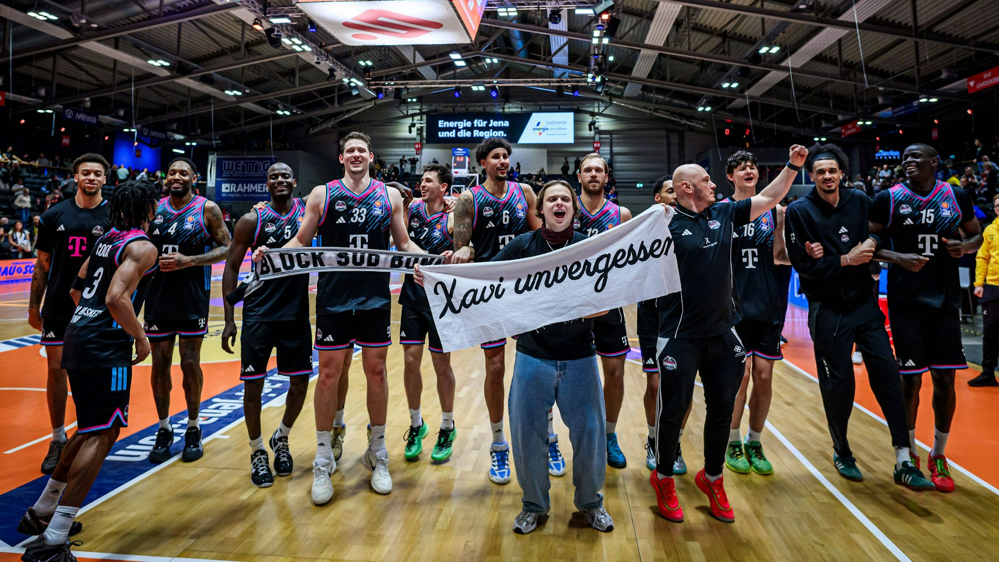 Ein letztes Mal durften die Baskets im Jahr 2025 mit ihren Fans jubeln. Die mitgereisten Anhänger ließen ihr Team nach dem 92:80-Erfolg in Jena hochleben.