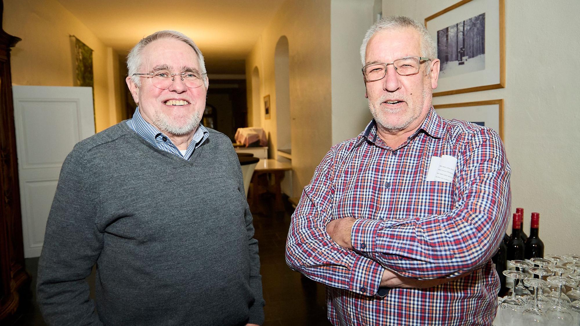 Wilfried Müller (l.) und Norbert Radermacher stehen in einem Gang im Kloster Steinfeld.