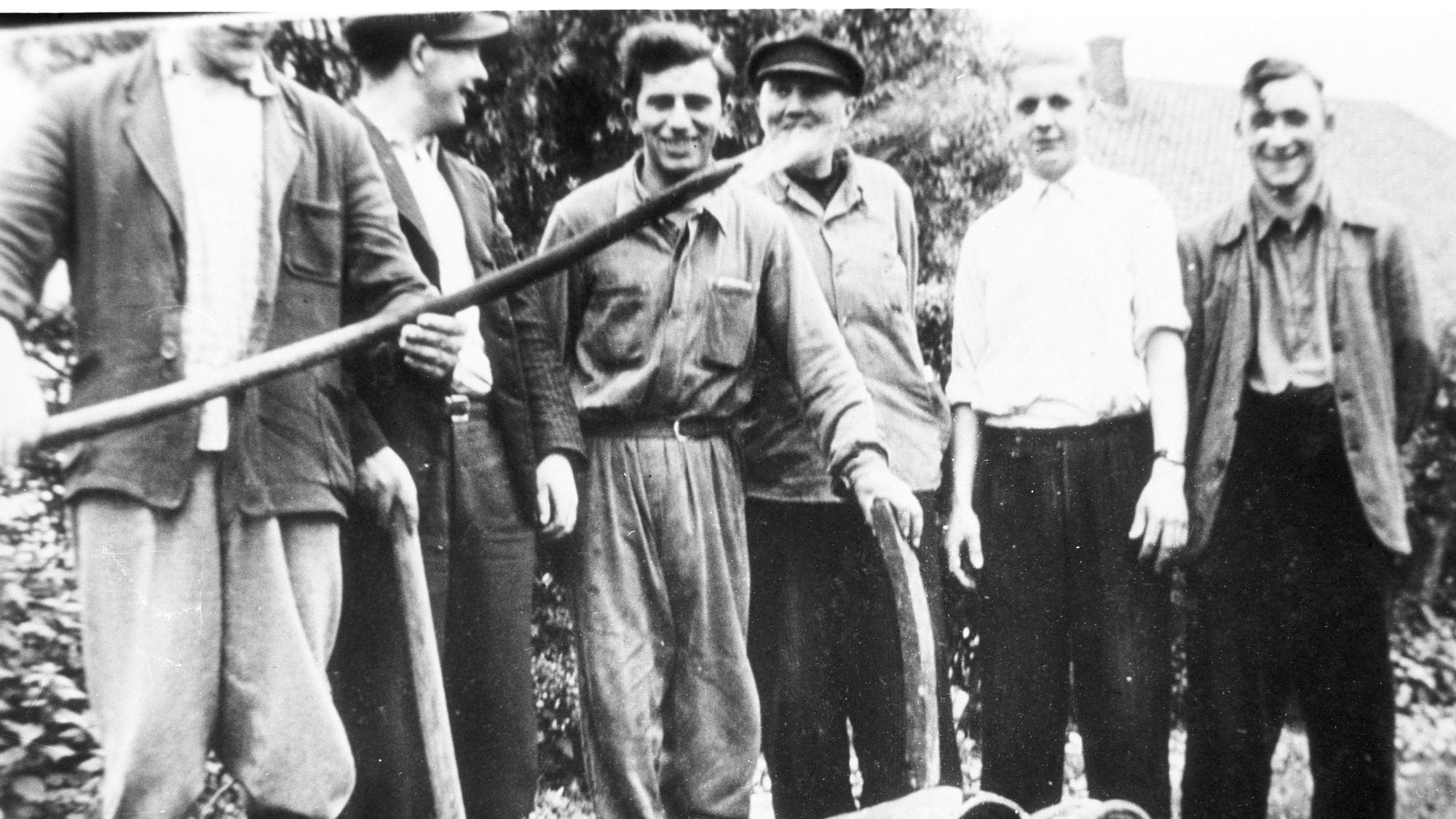 Böllern zur Jahreswende: Eine Gruppe junger Männer präsentiert mehrere Gefäße, in die Schwarzpulver gefüllt wurde, um es darin zum „Knallen“ zu bringen (Bild aus dem Jahr 1928).