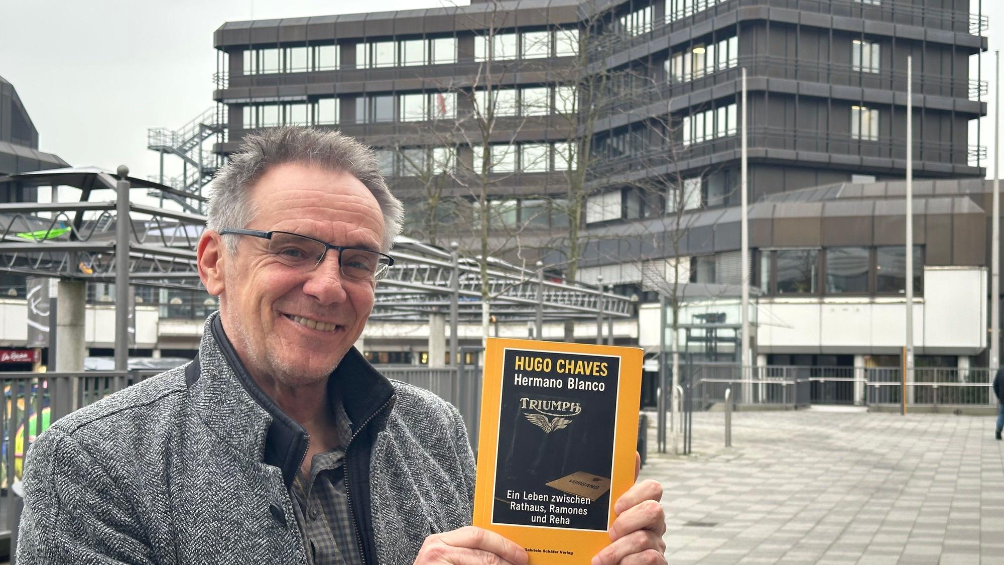 Rainer Gleß stellt sein erstes Buch mit dem Titel "Ein Leben zwischen Rathaus, Ramones und Reha" vor.
