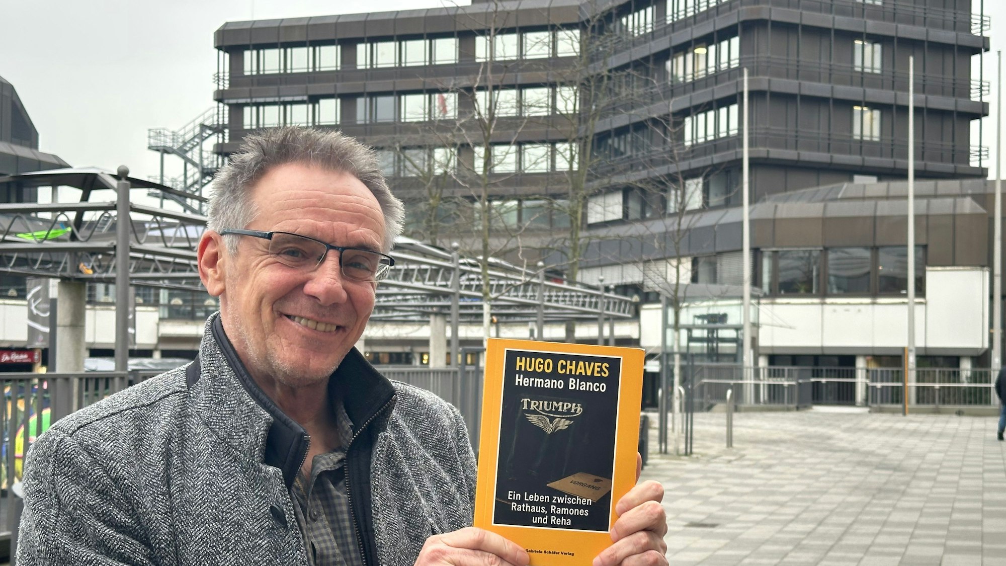 Rainer Gleß stellt sein erstes Buch mit dem Titel "Ein Leben zwischen Rathaus, Ramones und Reha" vor.