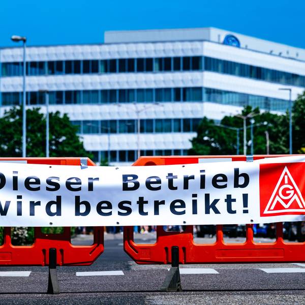 Beim Streik vor den Fordwerken in Köln bekundeten die Mitarbeiter ihren Frust über die krisenhafte Lage beim Autohersteller.
