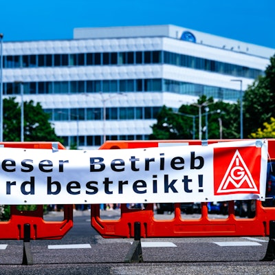 Beim Streik vor den Fordwerken in Köln bekundeten die Mitarbeiter ihren Frust über die krisenhafte Lage beim Autohersteller.