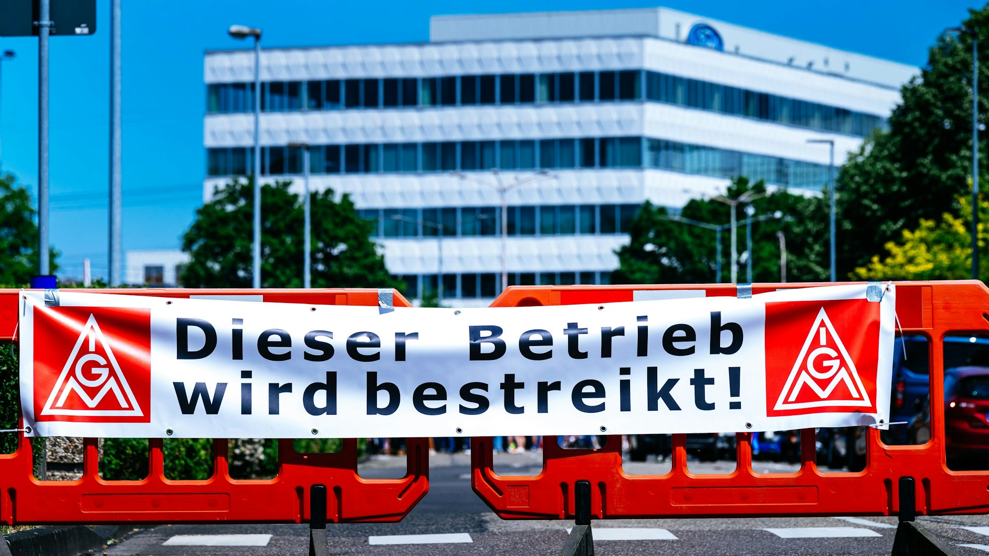 Beim Streik vor den Fordwerken in Köln bekundeten die Mitarbeiter ihren Frust über die krisenhafte Lage beim Autohersteller.