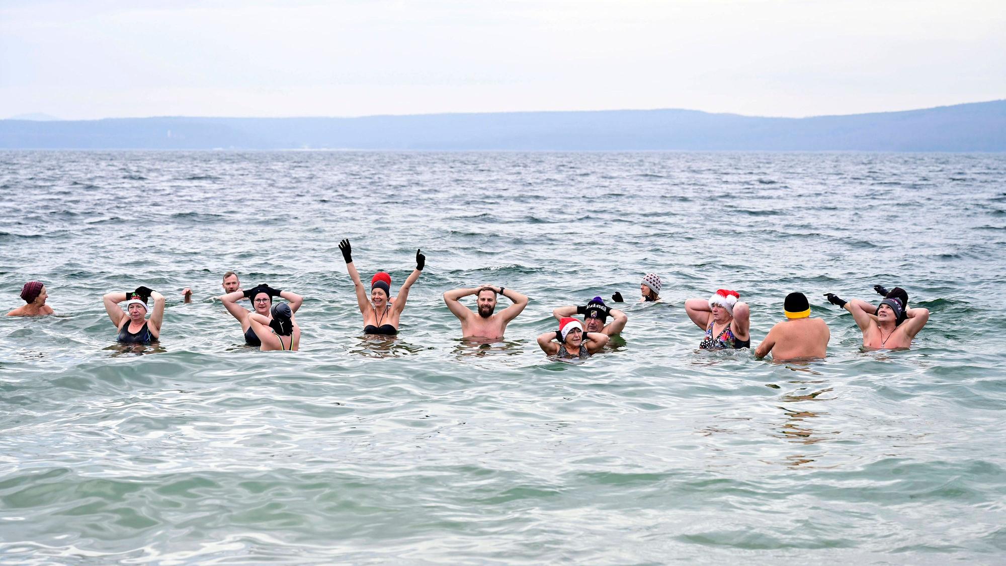 Zu sehen sind Schwimmer in einem See.