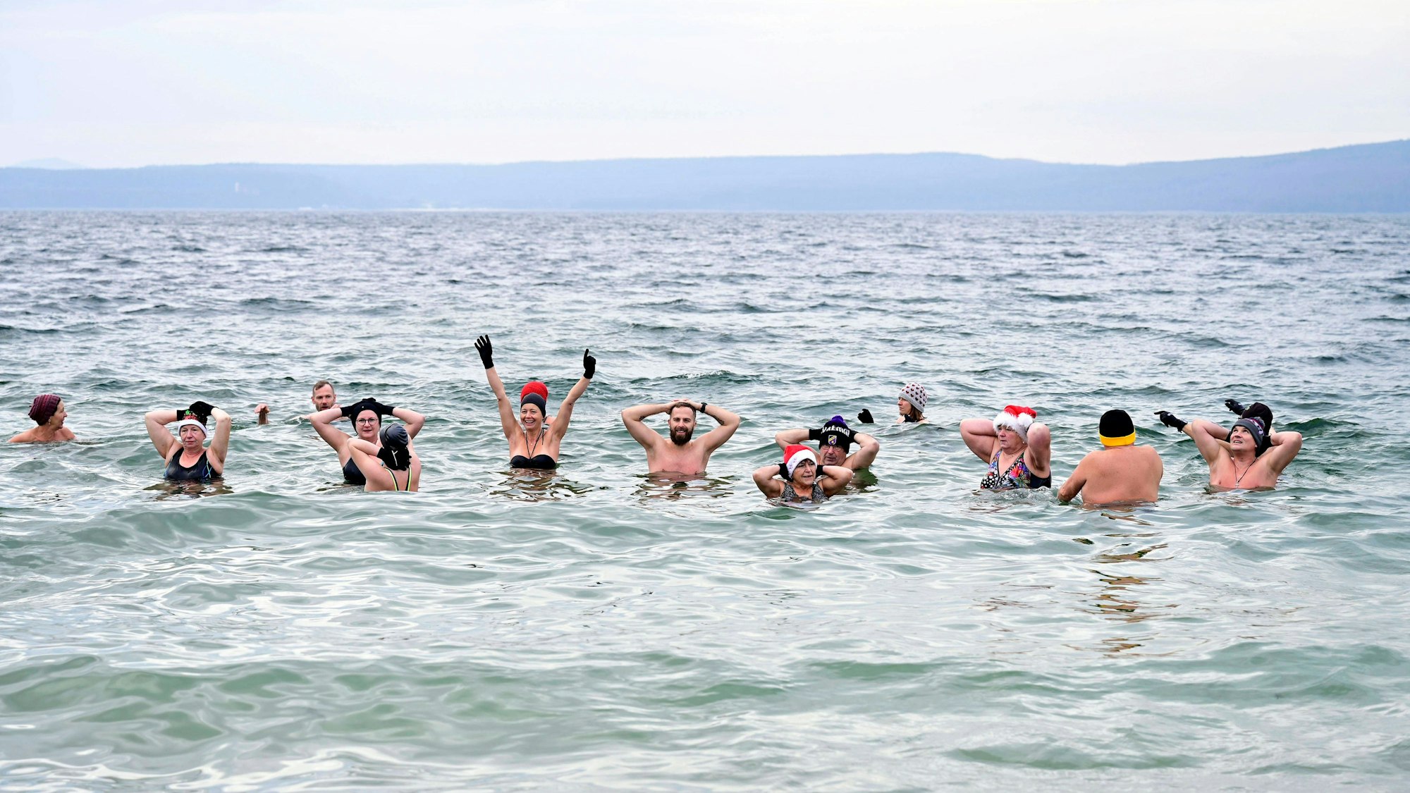 Zu sehen sind Schwimmer in einem See.