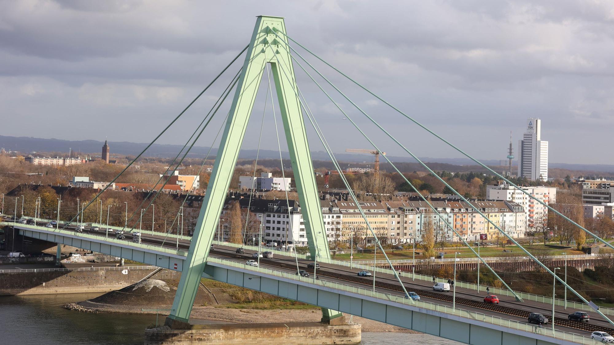 Blick auf die Deutzer Brücke im Winter. (Archivbild)
