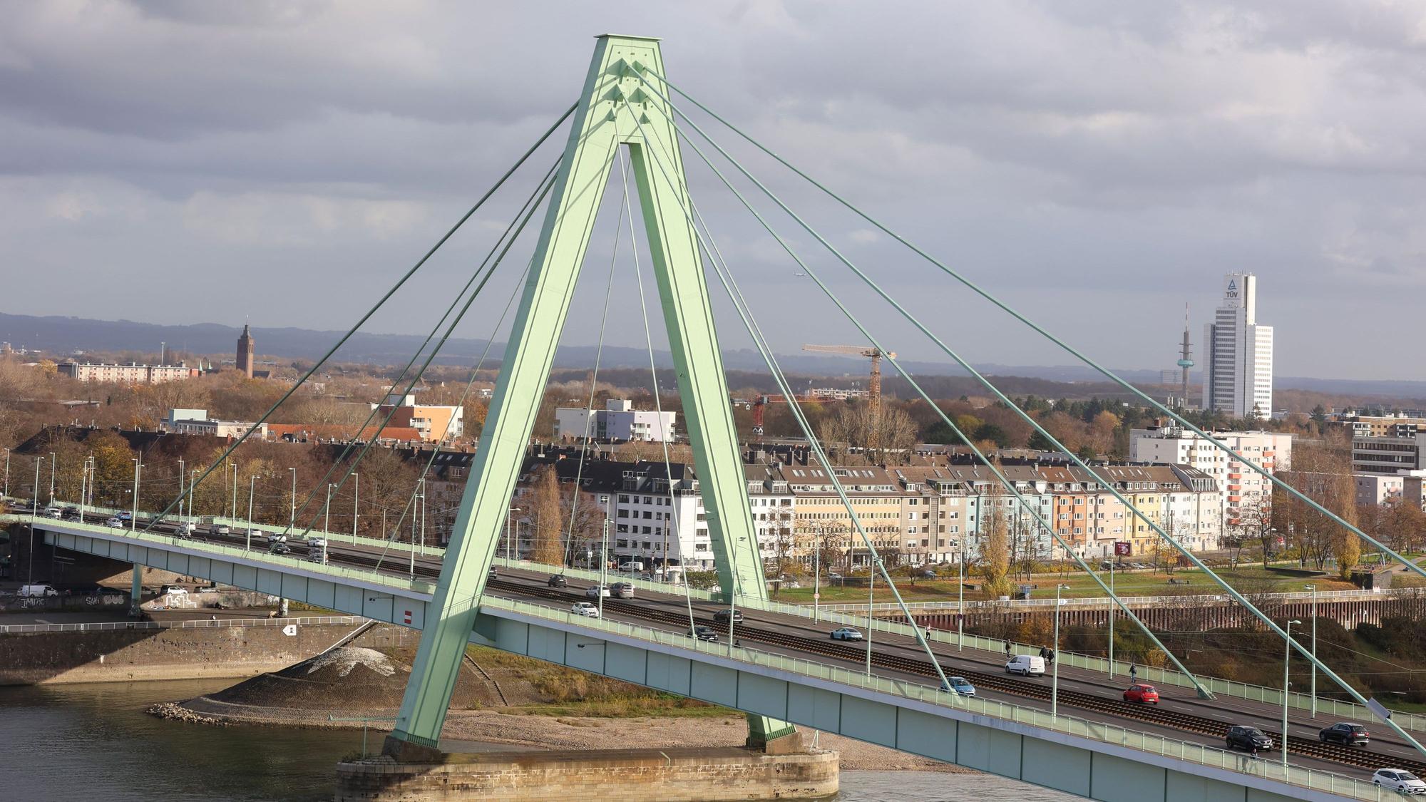 Die Deutzer Brücke könnte auf polizeiliche Anordnung im Zeitraum von 22.30 Uhr bis 1.30 Uhr gesperrt werden. (Archivbild)