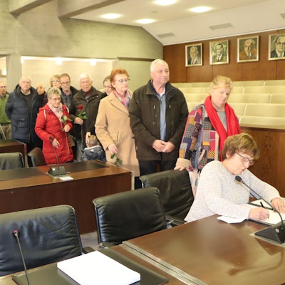Auf dem Bild ist eine Schlange von Menschen zu sehen, die sich in ein Kondolenzbuch einträgt.