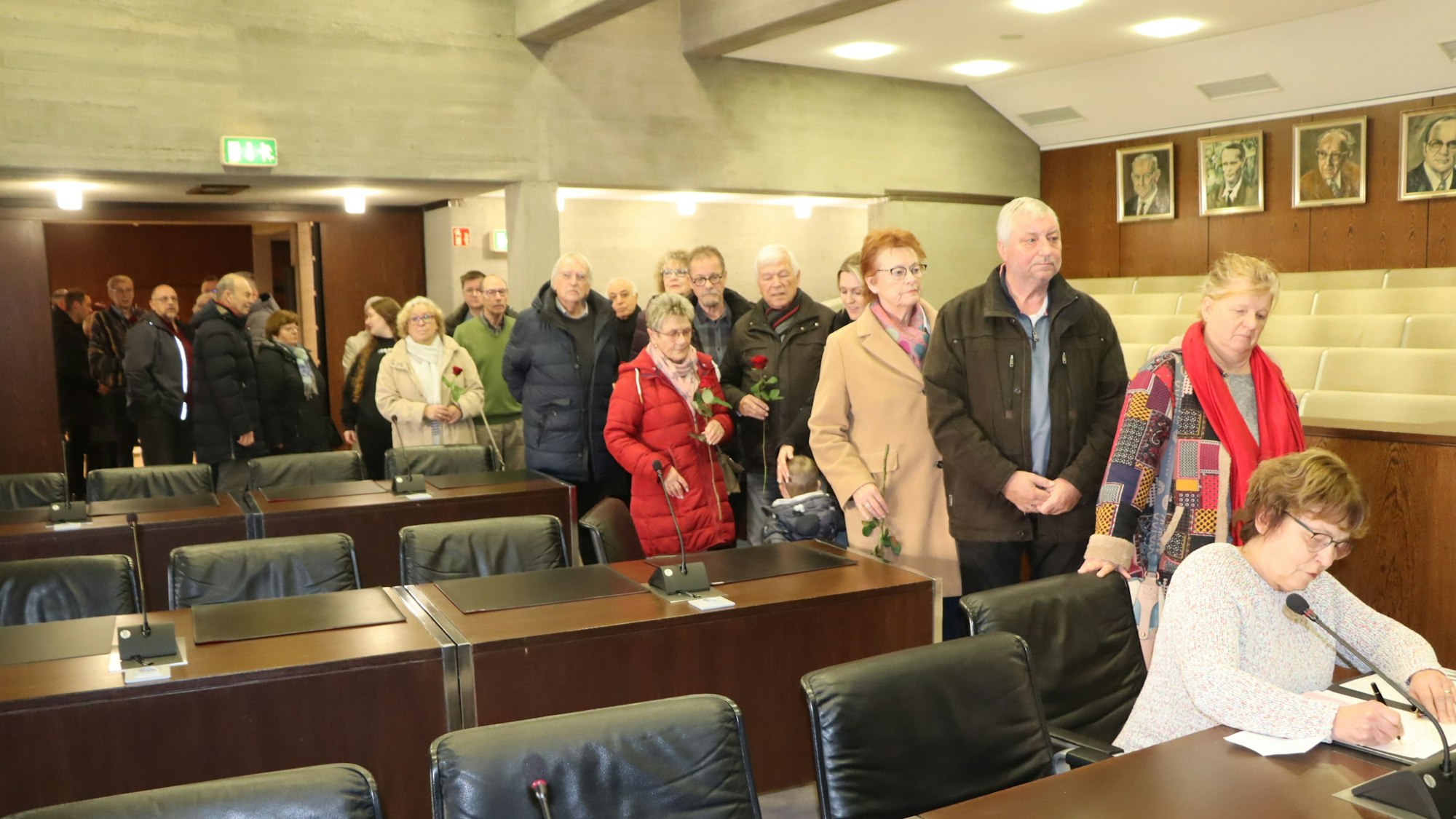 Auf dem Bild ist eine Schlange von Menschen zu sehen, die sich in ein Kondolenzbuch einträgt.