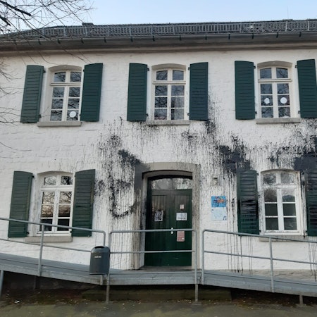 Unbekannte haben das Haus des Jugendzentrums Much mit schwarzer Farbe beschmiert.